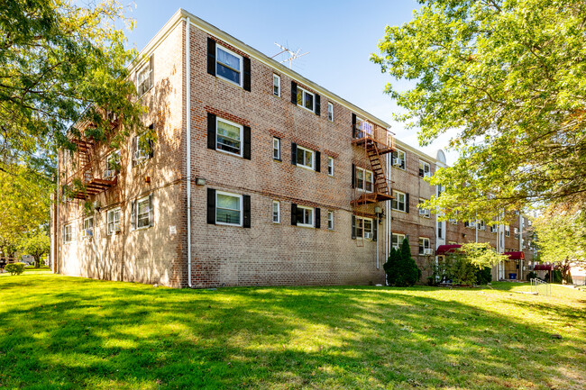 111-33 66th Ave in Forest Hills, NY - Building Photo - Building Photo