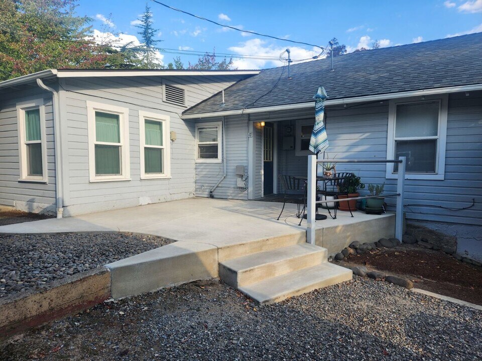 278 Idaho St-Unit -17 in Ashland, OR - Building Photo