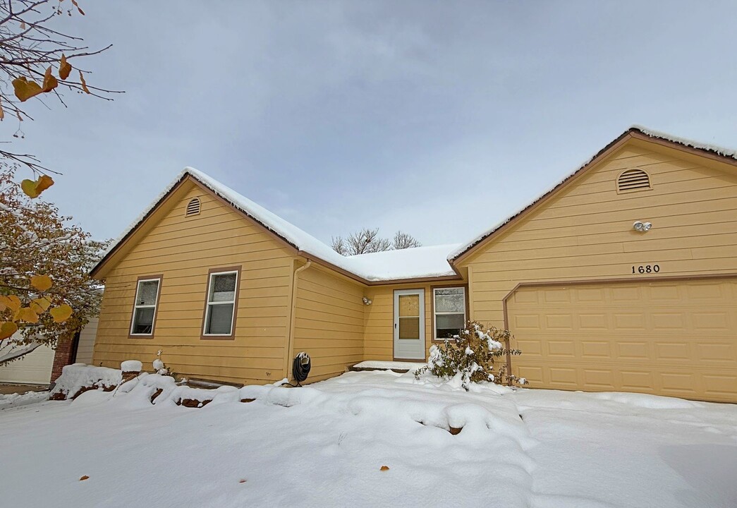 1680 S Espana Way in Aurora, CO - Foto de edificio