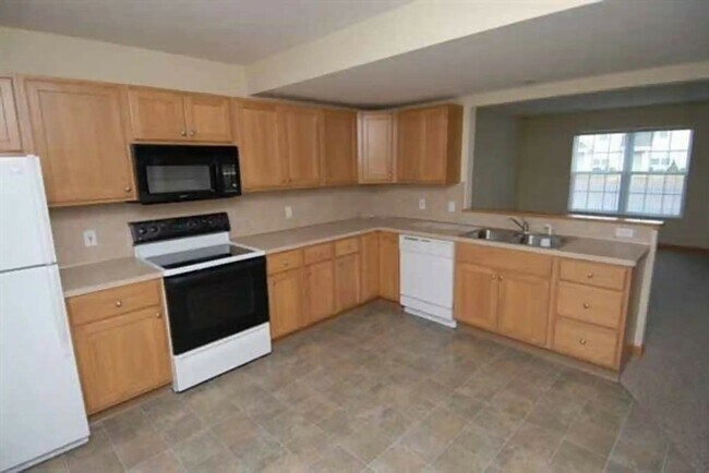 3880 Kenowa Ave SW in Grandville, MI - Building Photo - Building Photo