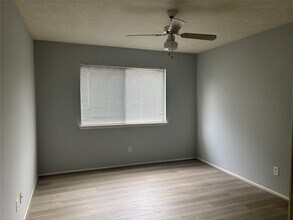 402 Oak Harbor Dr in Houston, TX - Building Photo - Building Photo