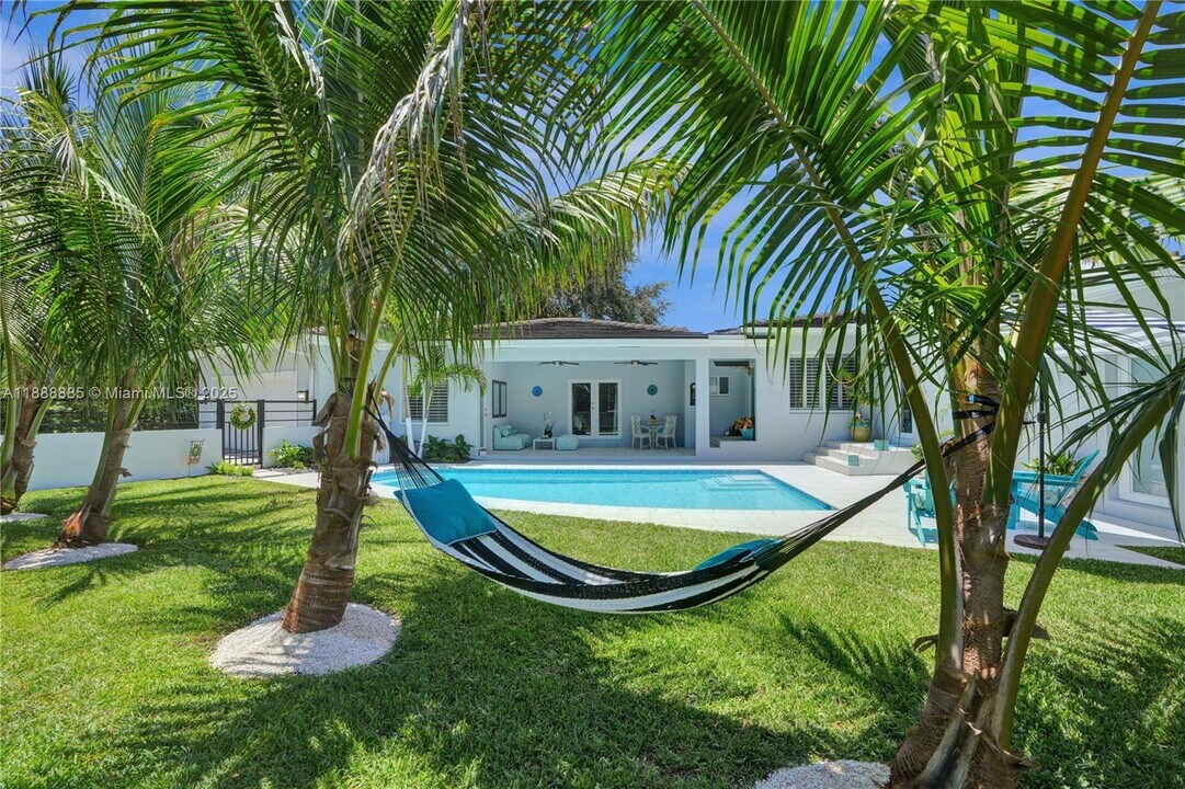4705 Granada Blvd in Coral Gables, FL - Foto de edificio