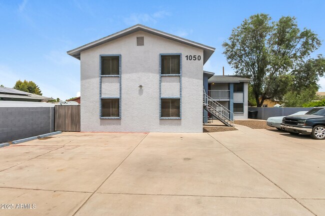 1050 W University Dr in Mesa, AZ - Foto de edificio - Building Photo