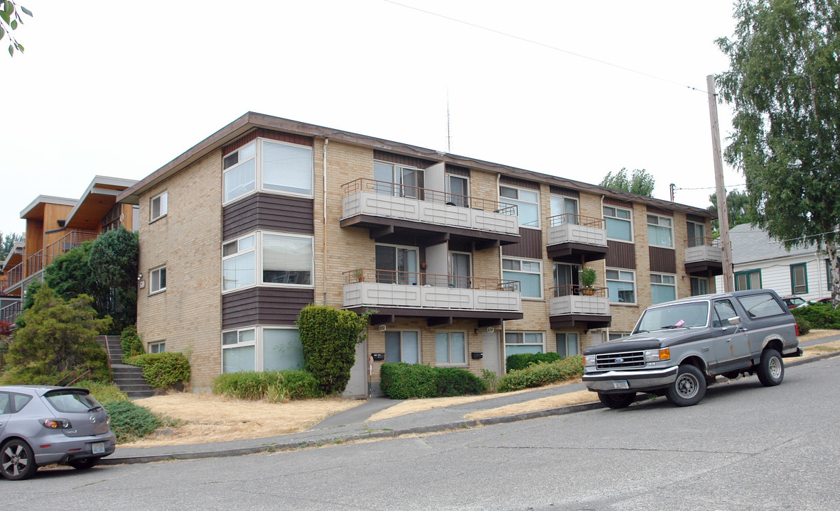 570 Ward Pl in Seattle, WA - Foto de edificio