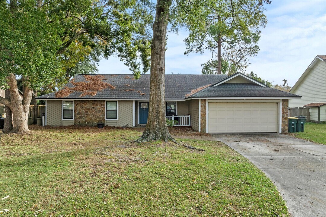 7212 Holiday Hill Ct in Jacksonville, FL - Building Photo