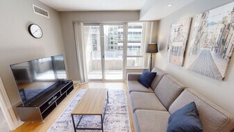 270-250 Wellington St W in Toronto, ON - Building Photo