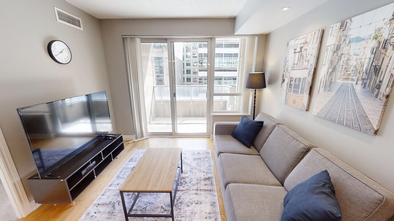 270-250 Wellington St W in Toronto, ON - Building Photo