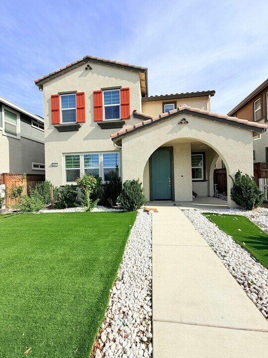 1676 S Central Pkwy in Mountain House, CA - Building Photo