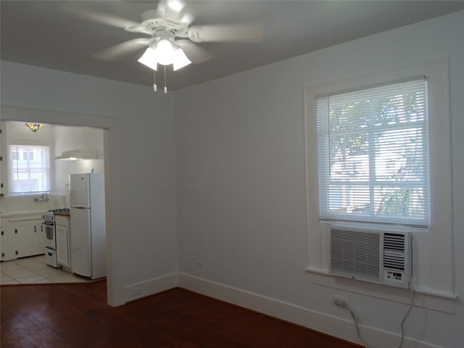 property at 2725 1/2 Bernardo De Galvez Ave