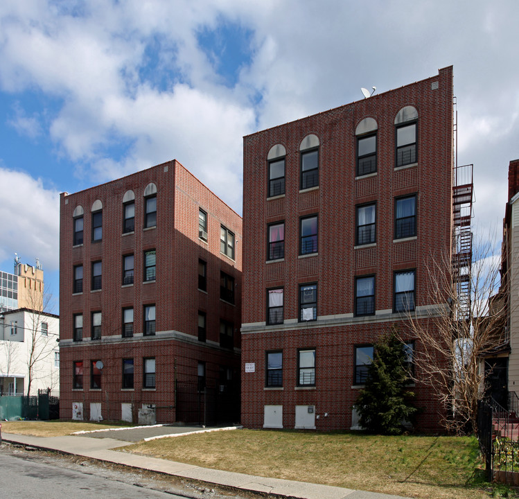 106 Locust Hill Ave in Yonkers, NY - Building Photo