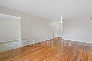 2412 Courtney Ave in Norfolk, VA - Building Photo