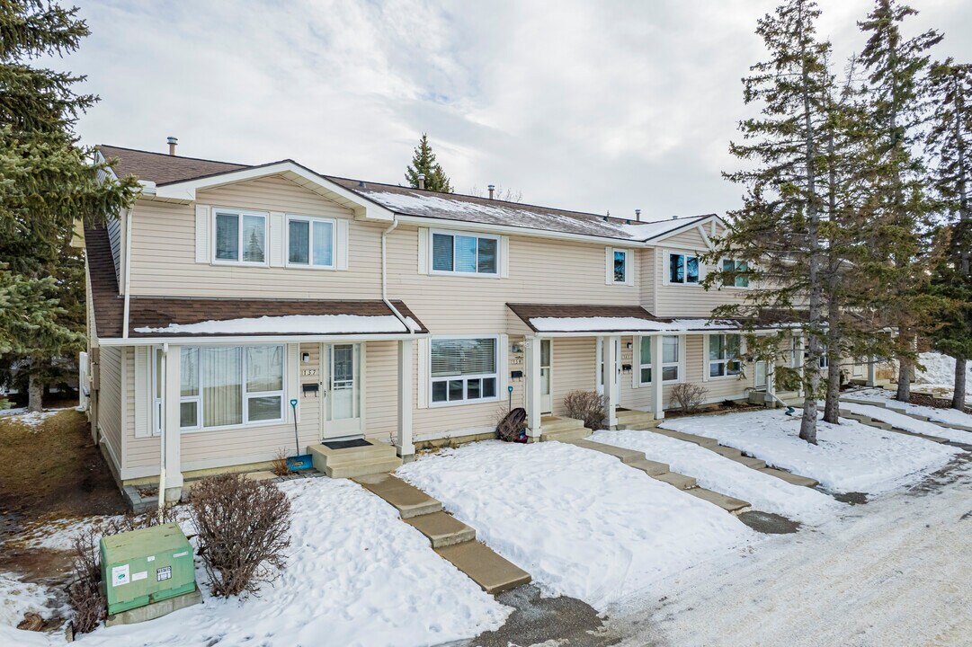 195 Woodmont Terr SW in Calgary, AB - Building Photo