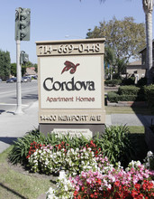 Castilian & Cordova Apartment Homes in Tustin, CA - Foto de edificio - Building Photo