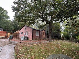 604 E Huntsville Rd in Fayetteville, AR - Building Photo