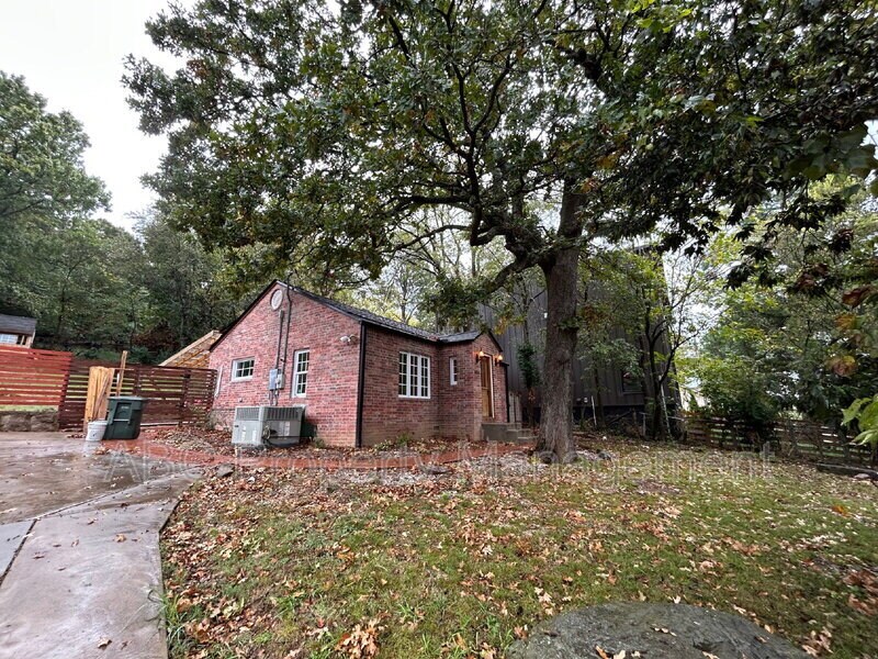 604 E Huntsville Rd in Fayetteville, AR - Building Photo