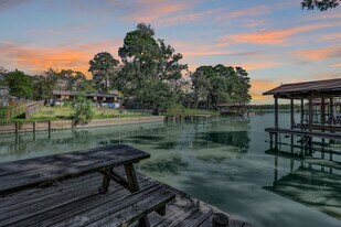 148 S Oak Bluff St in Trinity, TX - Building Photo