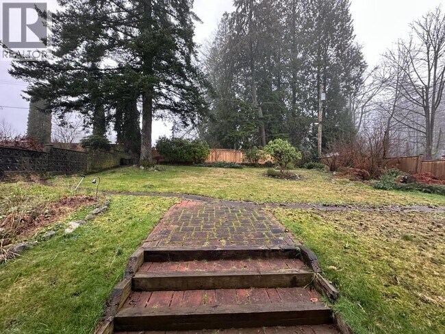 3040 Armada St in Coquitlam, BC - Building Photo - Building Photo