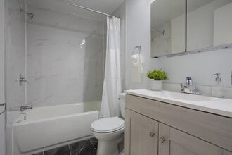 2700 Thimens in St. Laurent, QC - Building Photo - Building Photo