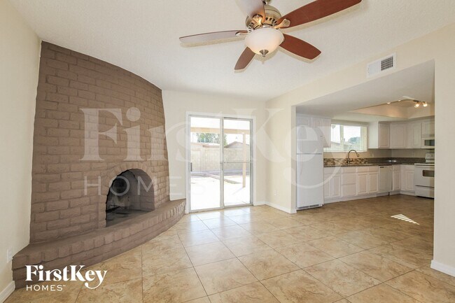 3827 W Loma Ln in Phoenix, AZ - Foto de edificio - Building Photo