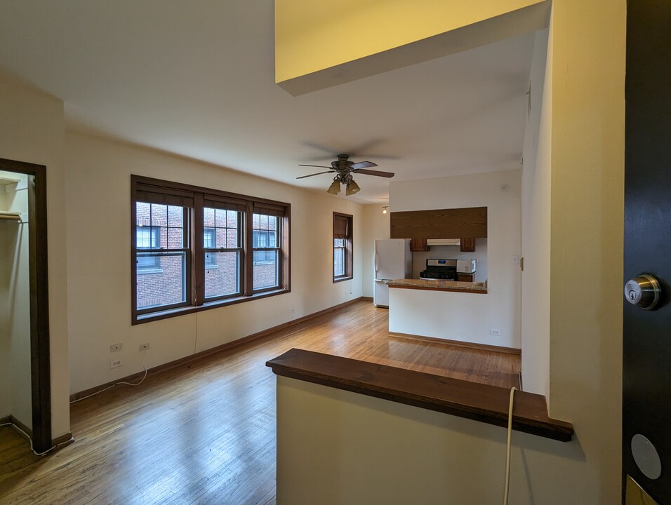 3709 N Sheffield Ave, Unit 3714-302 in Chicago, IL - Building Photo