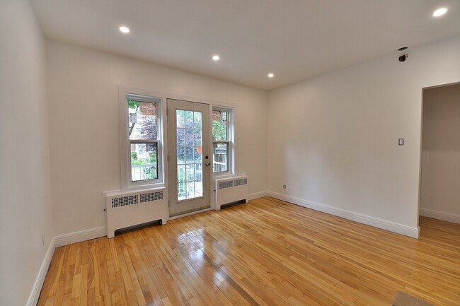 973 Rue Tait in St. Laurent, QC - Building Photo - Building Photo