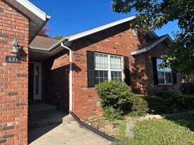 647 S Hazelnut Ave in Springfield, MO - Building Photo