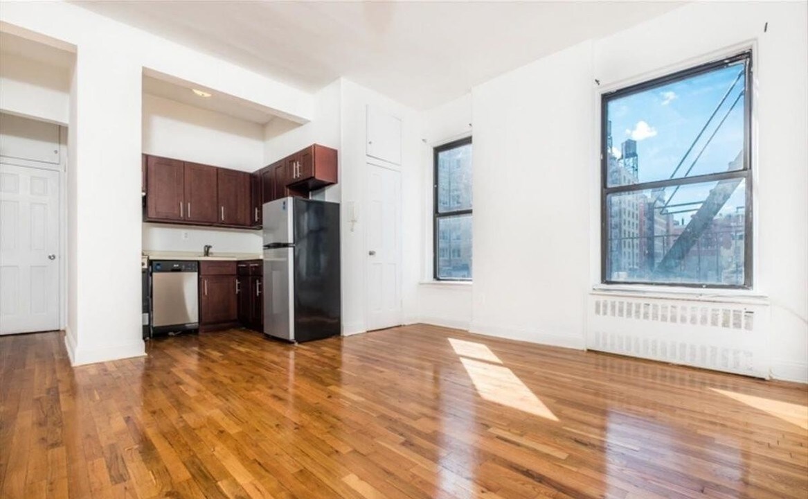 102 W 80th St in New York, NY - Building Photo