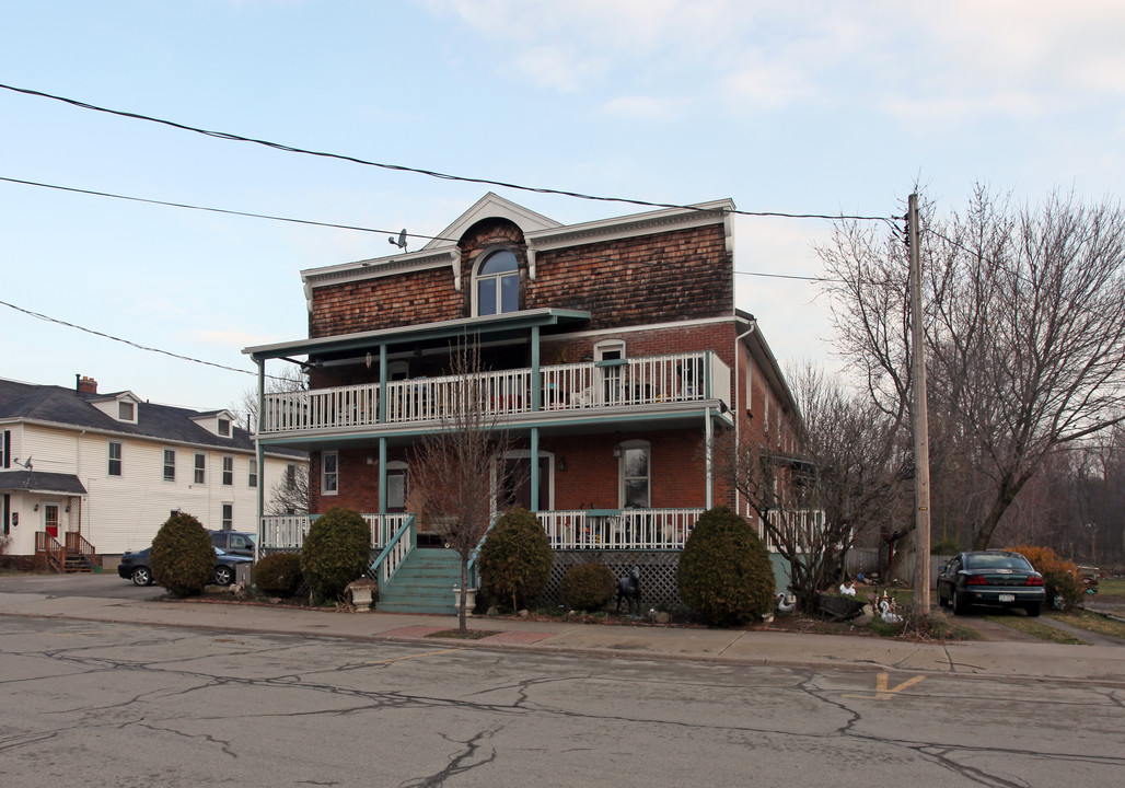 8709 Main St in Barker, NY - Foto de edificio