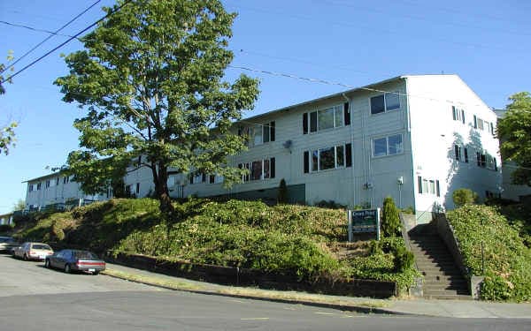 Crown Point Apartments in Portland, OR - Building Photo - Building Photo