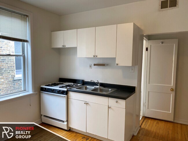 3044 W Wellington Ave, Unit 2 in Chicago, IL - Building Photo - Building Photo