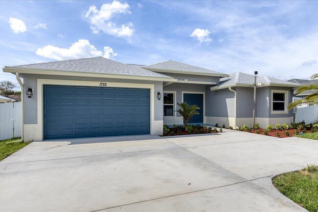 1722 SW California Blvd in Port St. Lucie, FL - Foto de edificio - Building Photo