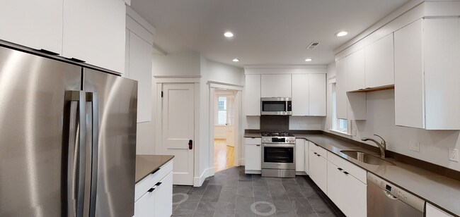 260 Lake Ave, Unit 2 in Newton, MA - Building Photo - Building Photo