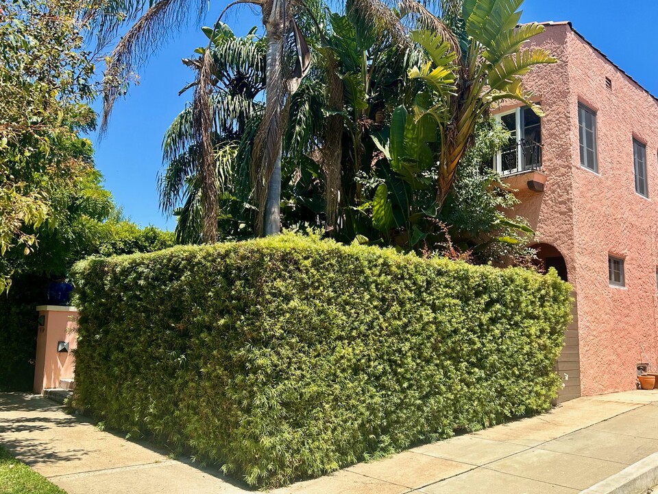 934 N Harper Ave in West Hollywood, CA - Foto de edificio