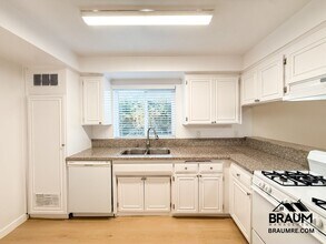 11839 Burbank Blvd in Los Angeles, CA - Foto de edificio - Building Photo