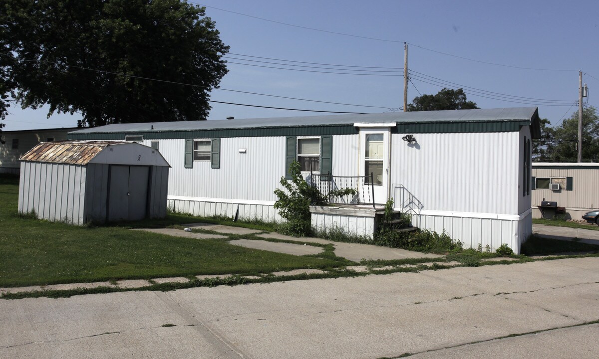 Robert's Mobile Home Court in Plattsmouth, NE - Building Photo