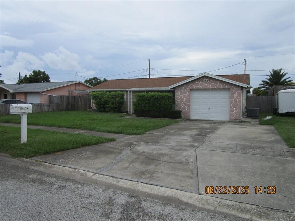 1155 Royalwood Dr in Holiday, FL - Building Photo