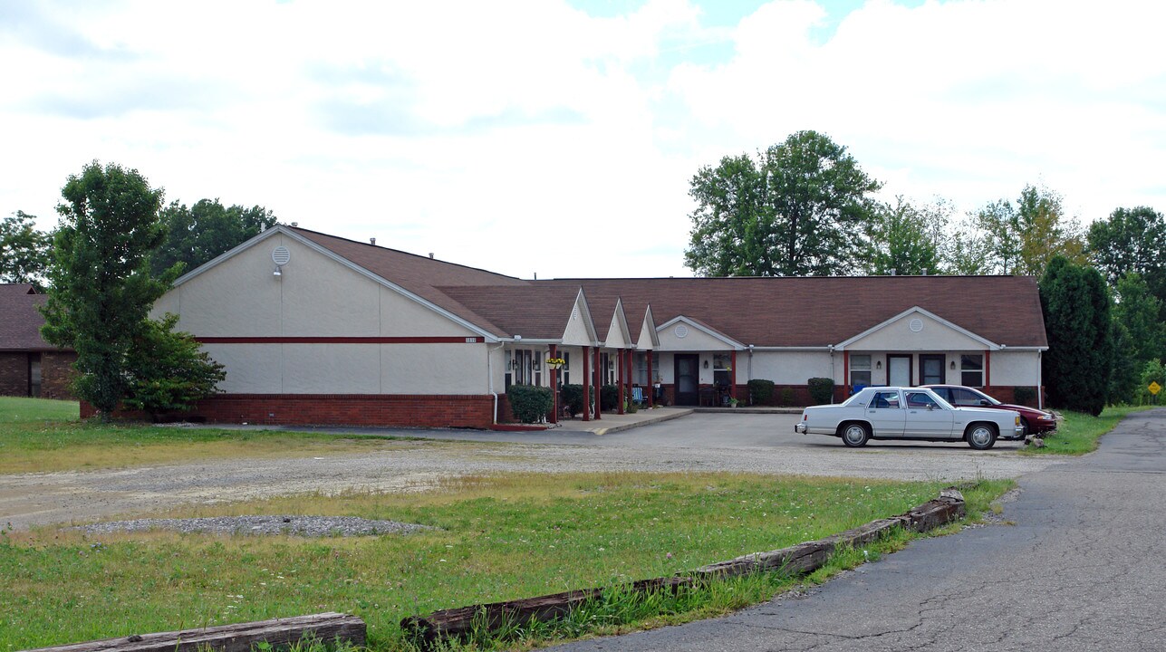 1819 Gracewoods Dr in Niles, OH - Building Photo