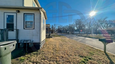 130 W 10th St in Newton, KS - Building Photo - Building Photo