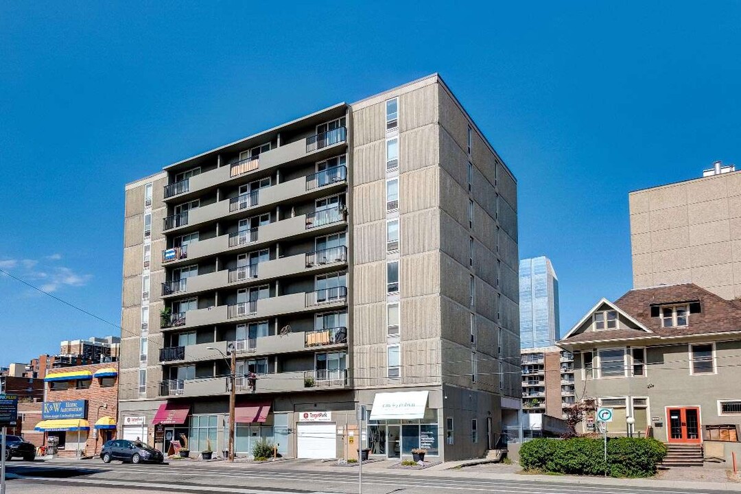 Kingston Tower in Calgary, AB - Building Photo