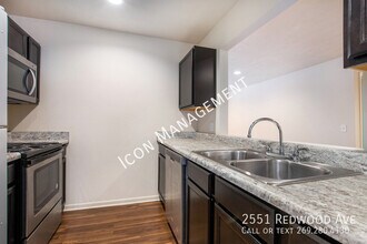 2551 Redwood Ave in Kalamazoo, MI - Foto de edificio - Building Photo