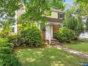 692 John St in Teaneck, NJ - Building Photo - Building Photo
