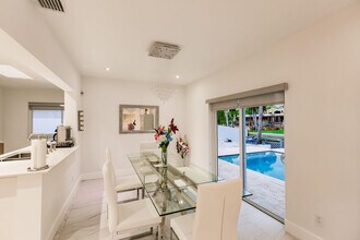 2541 NE 199th St in Miami, FL - Foto de edificio - Building Photo