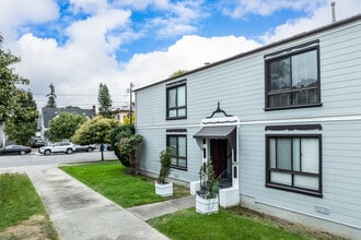 1607 Santa Clara Ave in Alameda, CA - Foto de edificio - Building Photo