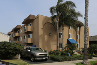 La Pacifica Apartments in San Diego, CA - Building Photo - Building Photo