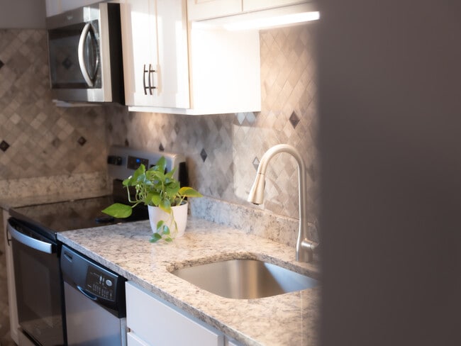 10 Woodcrest Ct, Unit 10 Woodcrest Ct. Unit 4 in Weymouth, MA - Foto de edificio - Building Photo