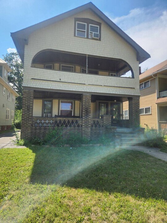 1676 Coventry Rd in Cleveland Heights, OH - Foto de edificio