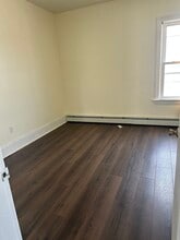 7 Barnes St, Unit 2 in Pawtucket, RI - Foto de edificio - Building Photo