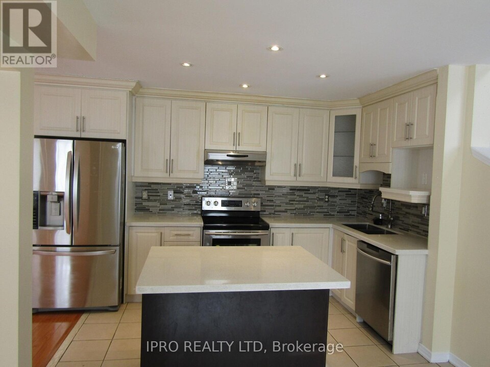 99 Monaco Ct in Brampton, ON - Building Photo