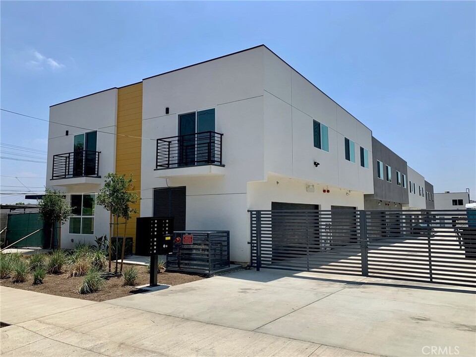 Bradley Luxury Living in Sylmar, CA - Foto de edificio
