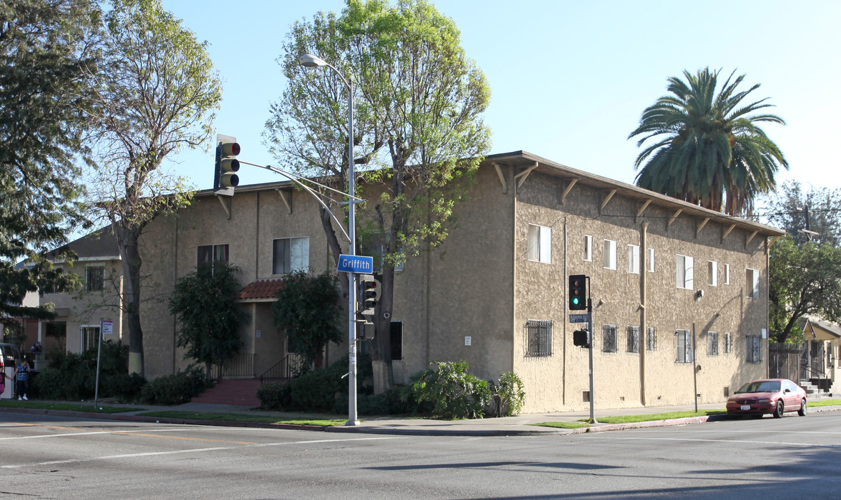 900 E Adams Blvd in Los Angeles, CA - Building Photo